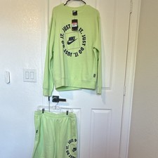 Nike Men s Green 2-Piece Sweatsuit Set Crewneck Sweatshirt Pants Size L