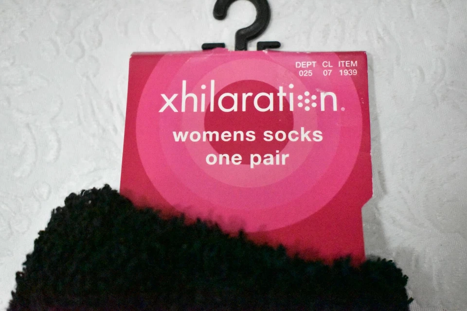 Xhilaration 女式黑色和粉红色心形抓绒袜全新  — 第 4/4 张图片