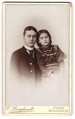 Fotografie C. Burghardt, Aalen, Bahnhofstr. 18, Junger Mann im Anzug mit Tochte 