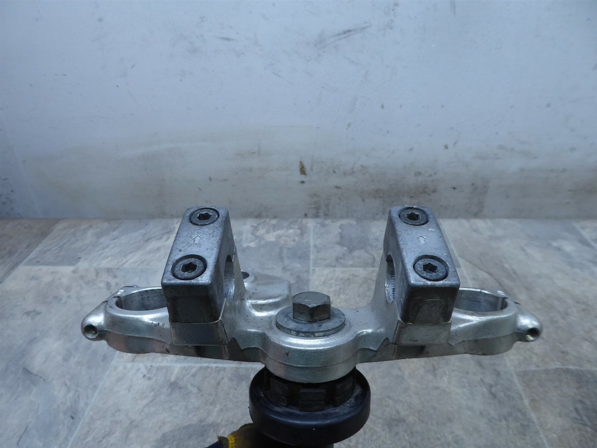 1985 Kawasaki ZN1100 LTD K166-1. triple tree steering stem clamp