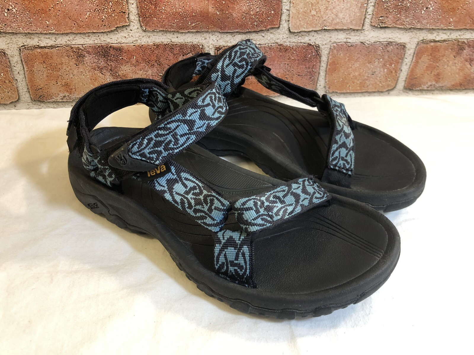 teva hurricane 4 sandals