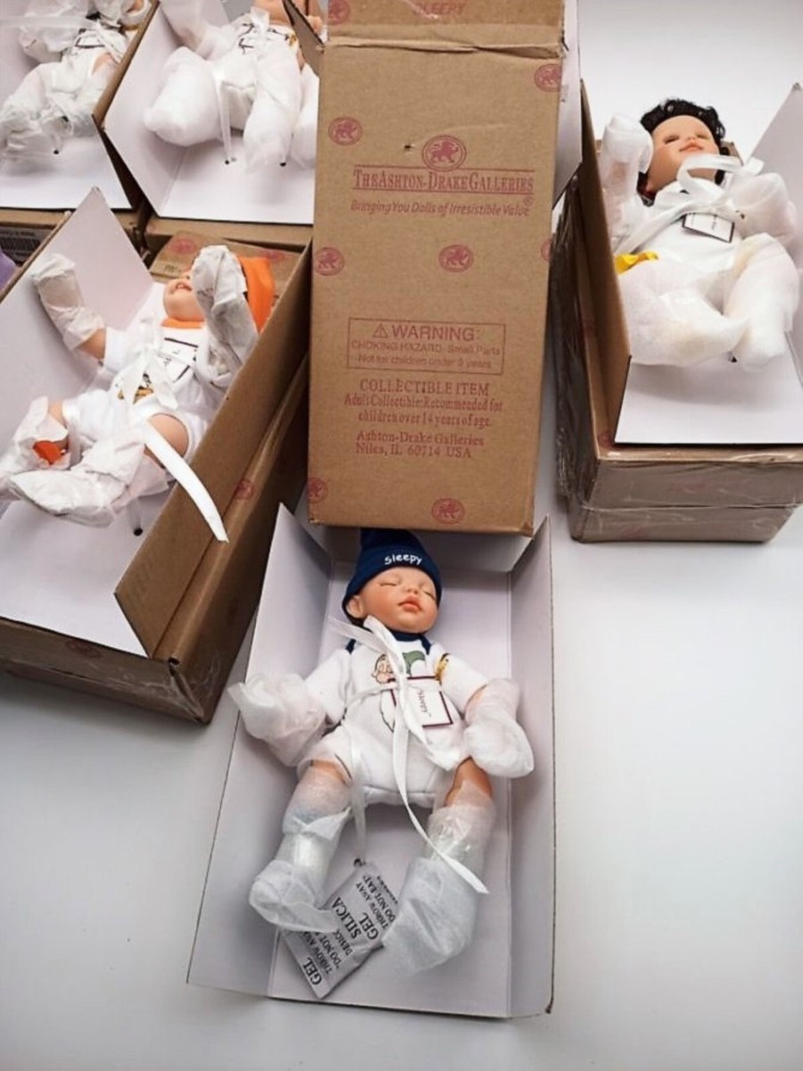ASHTON-DRAKE DISNEY SNOW WHITE & THE SEVEN DWARF MINIATURE ASHTON-DRAKE DISNEY SNOW WHITE & THE SEVEN DWARF MINIATURE