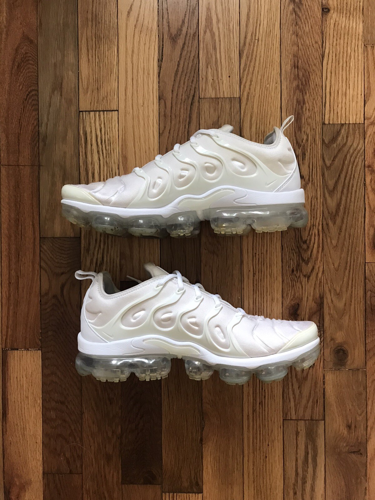 white vapormax plus size 5