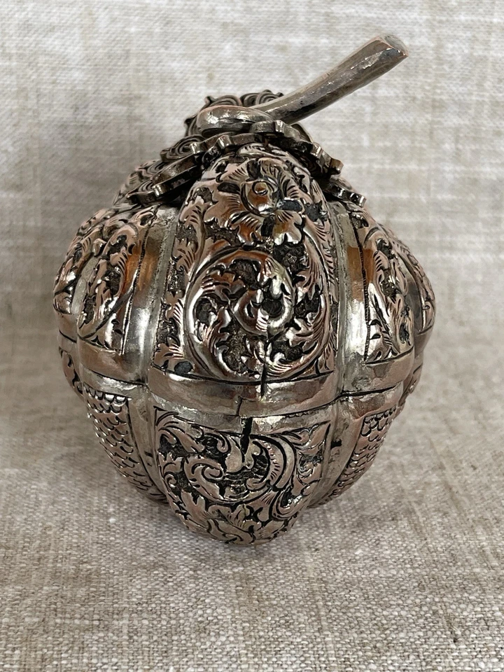 Caja grande vintage de cobre y plata de nueces de betel camboyano reposada calabaza ornamentada Foto 2 de 4