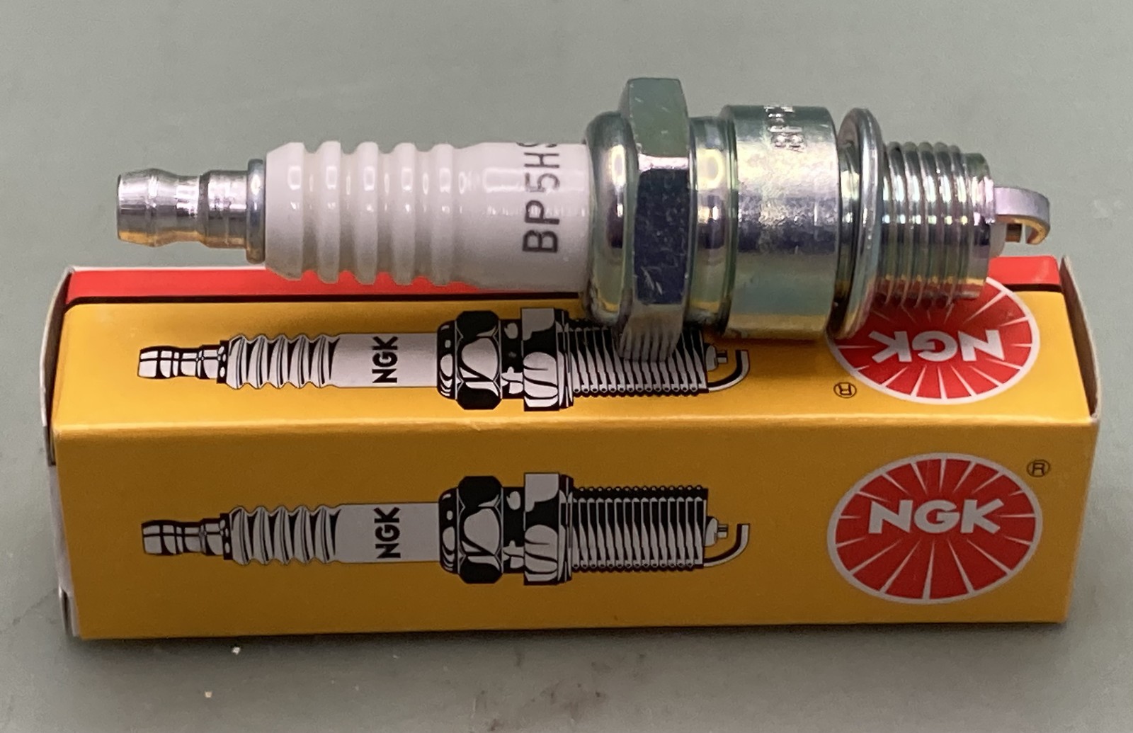 Qty 2 NGK 4111 Spark Plug BP5HS New Genuine