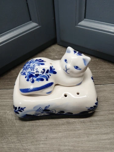Delft Blue Cat & Cat Bed Salt & Pepper Shakers Open Eyes Handpainted Windmill