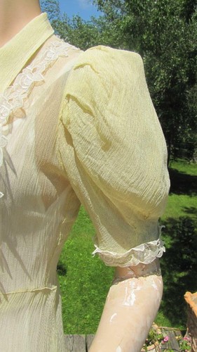 VTG 30S YELLOW PUFF SLEEVE TUNIC TOP  FLORAL TRIM  34B - Picture 5 of 12