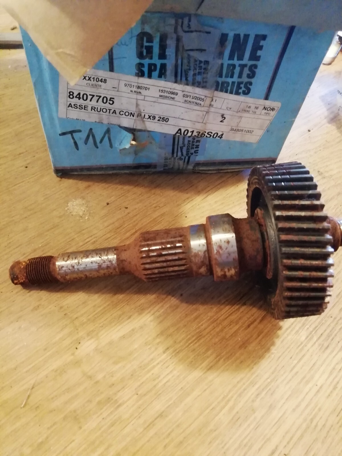 Arbre de roue Piaggio 8407705 axe transmission scooter 125 200