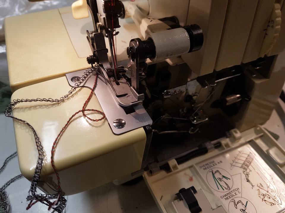 Singer Ultralock 400, Mod. 14U185 , 5 Faden Overlock,Differential/ - Bild 3 von 4