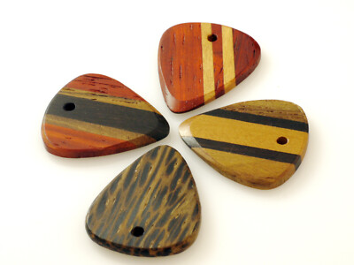 PLEKTRUM SET 4  HOLZ PLEKTRUMS  MIT BOX VON ROCKYS  30 MM x 25 MM GROESSE