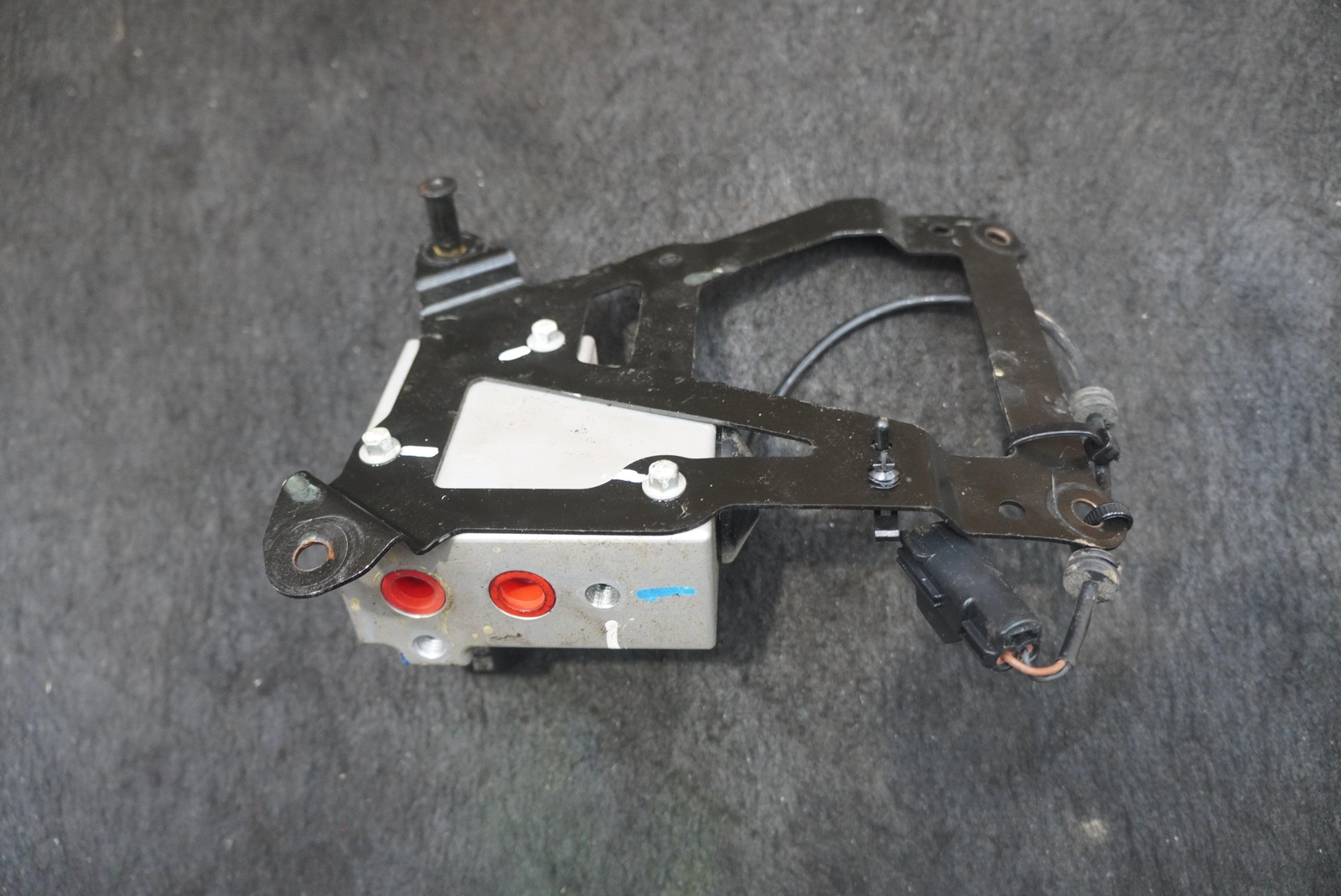 Suspension Pump Valve Block 13B0737CP OEM McLaren 570S 2019
