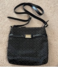 Cartera bandolera Tommy Hilfiger para mujer negra con cierre de cremallera con detalles dorados