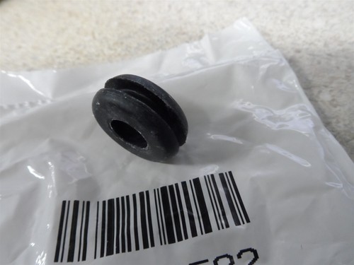 NOS OEM CAN AM Grommet 2015 Spyder 2018-21 F3 RT 709000582 - Picture 3 of 4