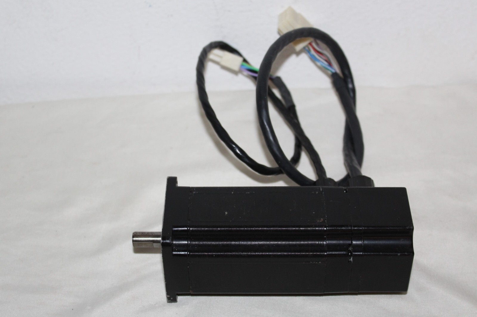 API Motion Servo Motor MBT-N232-BCNC cables in connectors and Encoder