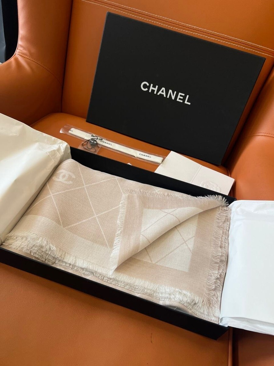 Genuine Chanel scarf - 140x140 cm, white and beige,checkered