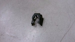 1X Klammer Halter Feder Einspritzventil BMW 316i Bj 2000 E46 2681078