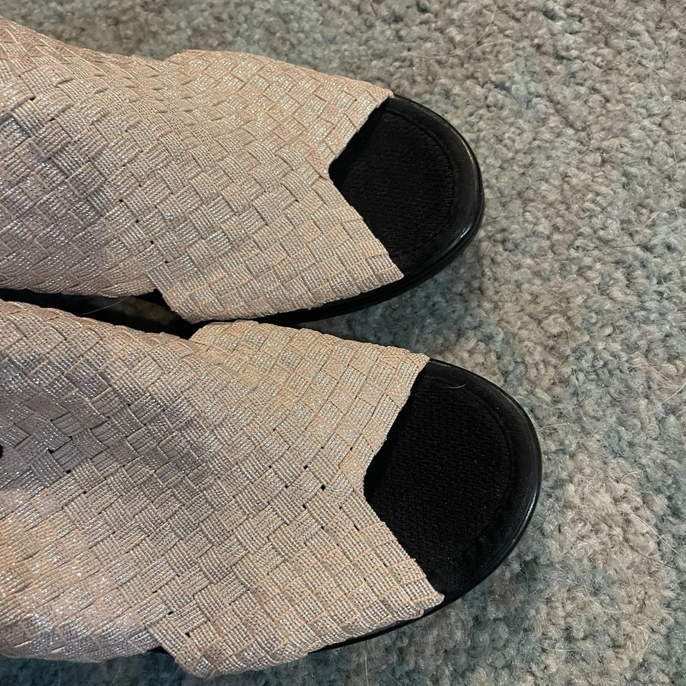 Bernie Mev. Tacones para mujer New York tejido dorado talla 9 con cierre de gancho y bucle Foto 3 de 4