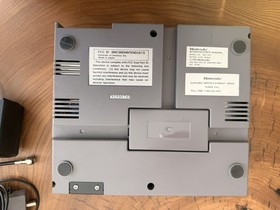 REGULAR NINTENDO CONSOLE NES NES-001 1985 -  BROKEN PARTS OR REPAIR