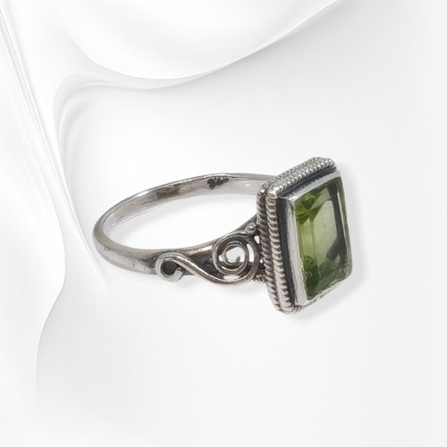 Genuine 925 Sterling Silver Woman Ring With Authentic Peridot Gemstone - Picture 4 of 4