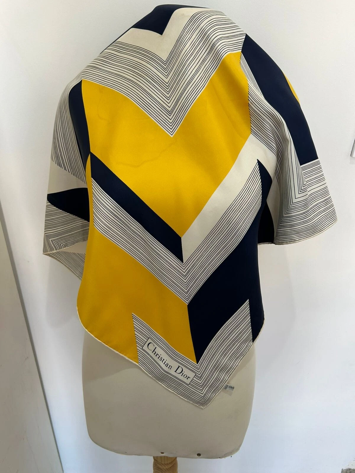 S13# Foulard Christian Dior made in italy France 34 pouces a tache