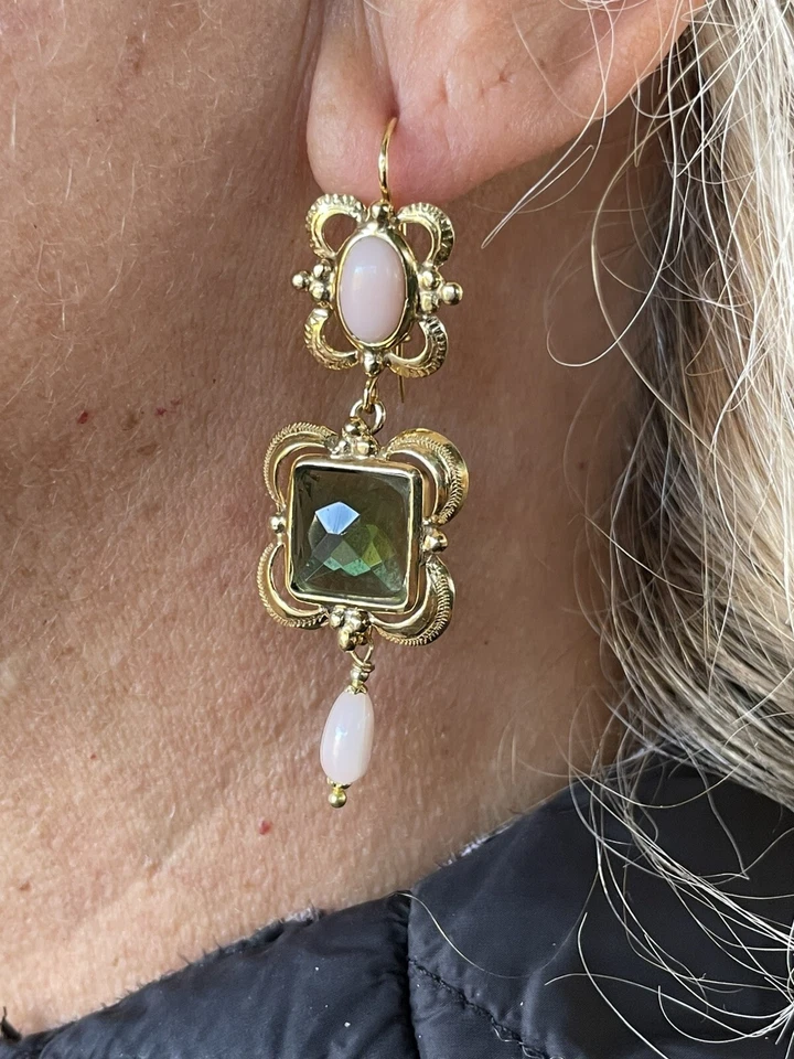 Orecchini artigianali realizzati in corallo rosa e quarzo verde con argento - Immagine 4 di 4