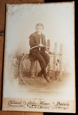 Little Boy with Hoops - Fence Backdrop / KAB Atelier Howe Hamburg Pinneberg