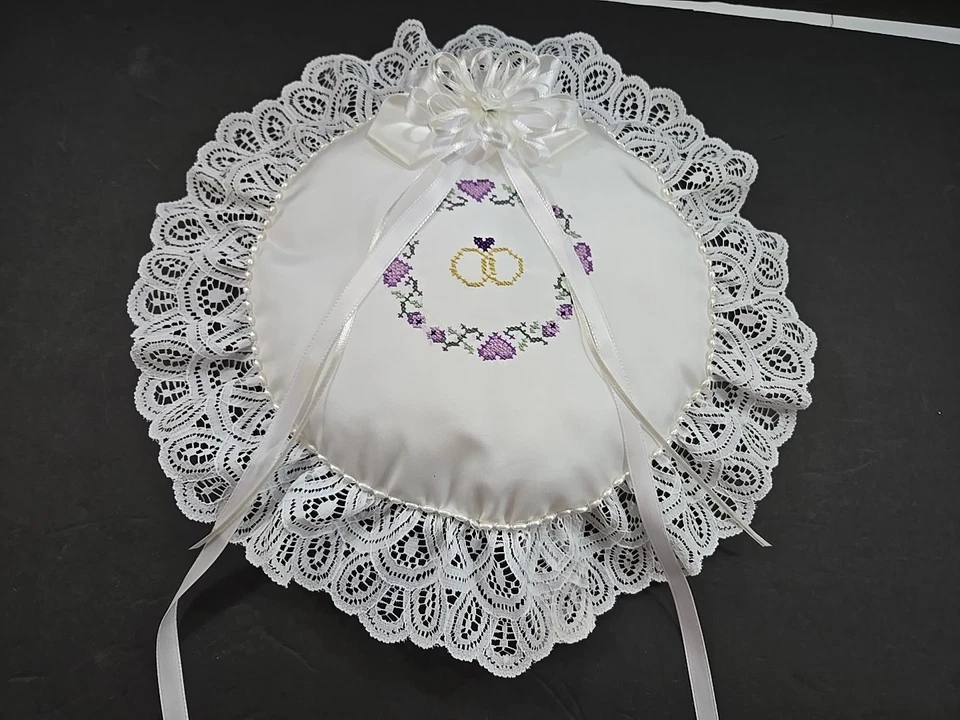 Travesseiro de anel de casamento redondo corações roxos acabamento de renda branca - Imagem 2 de 4