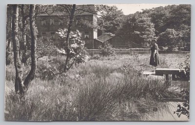 RPPC Unbekannte Frau am Teichwehr große Steinmühle Gebäude Topographie