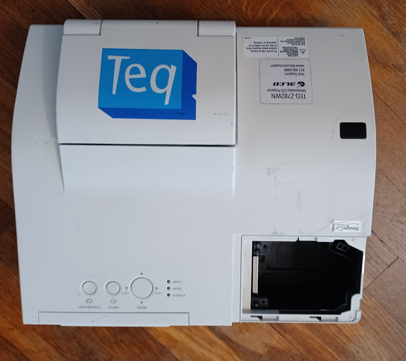 Hitachi TEQ TEQ-Z782WN Projector.  No Lamp. Powers On. Sold As Is
