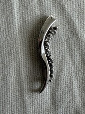 Vintage 1 curved bar 10k White Gold pendant necklace with round-cut diamonds