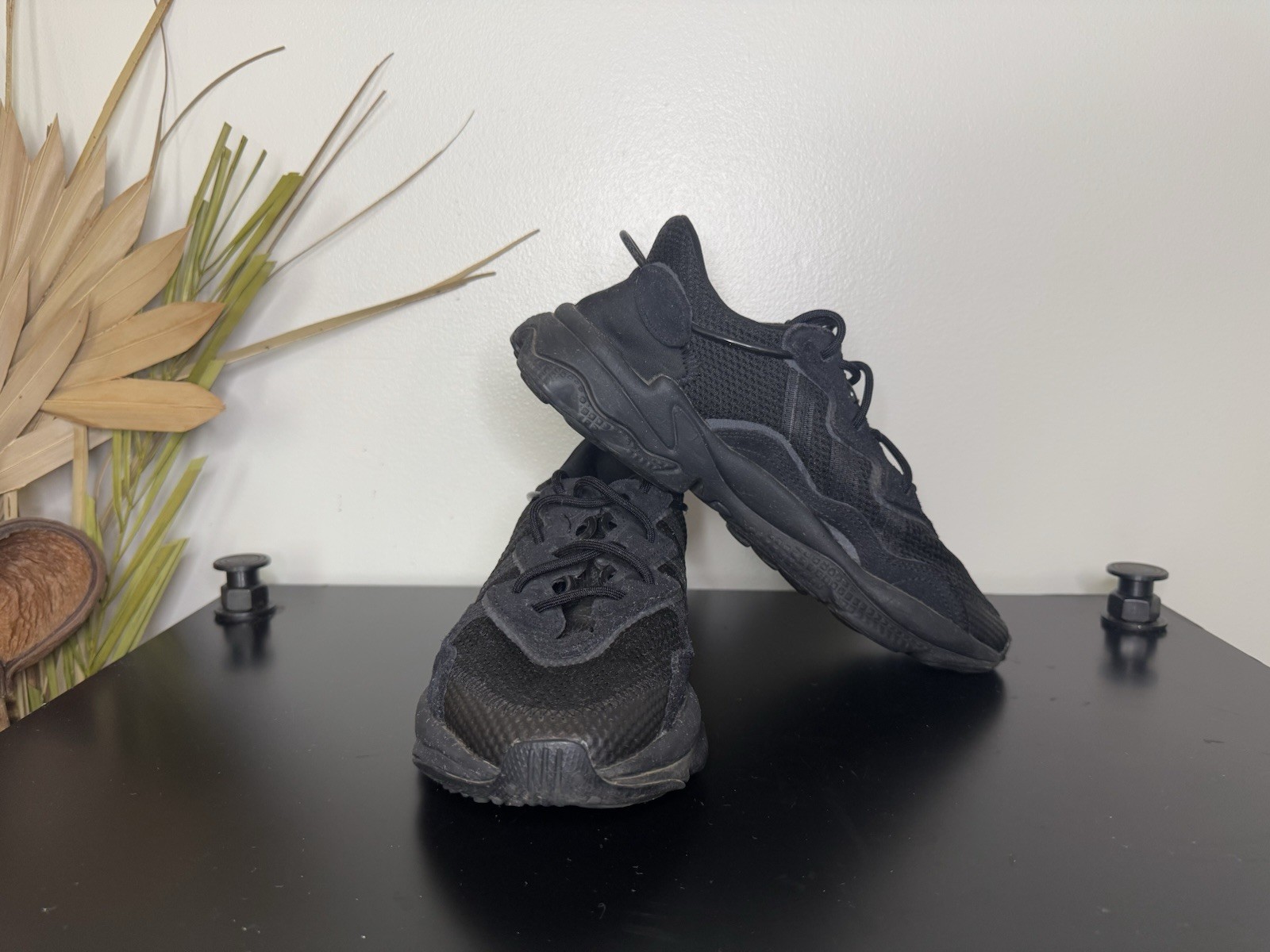 Adidas Originals Ozweego – Core Black Unisex sneake, Size: US 7 (~24.5 cm)