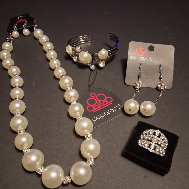 Best Pick Paparazzi - Zii Pearl Complete Jewelry Set