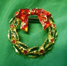 VINTAGE HOLLY AND LEAF, RED  CHRISTMAS HOLIDAY WREATH ENAMELED BROOCH