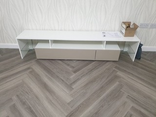 TV Stand with TVs up to 85" with LED