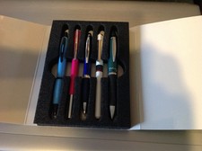 edle Auswahl diverser Schreibgeräte  in Rillenbox