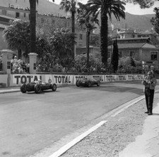 Jean Behra Ferrari 246 leads Stirling Moss Cooper T51 Climax 1959 Old Photo 8