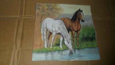 4 Servietten, Ein braunes und ein weißes Pferd trinken an einem Fluss 