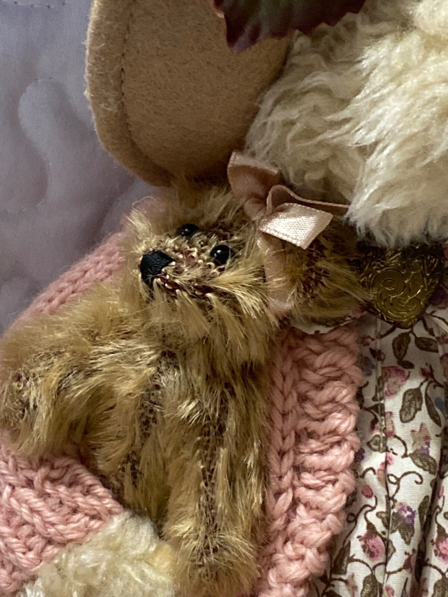 VINTAGE BEARINGTON COLLECTION TEDDY BEAR HOLDING BABY BEAR DAISY