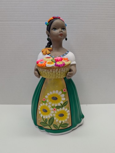 Bambola statuina ceramica Lupita NAJACO da collezione arte popolare messicana che tiene fiori