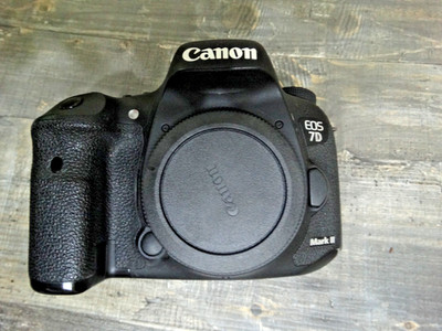 Canon EOS 7D Mark II DSLR Kamera - Schwarz (Nur Gehäuse)