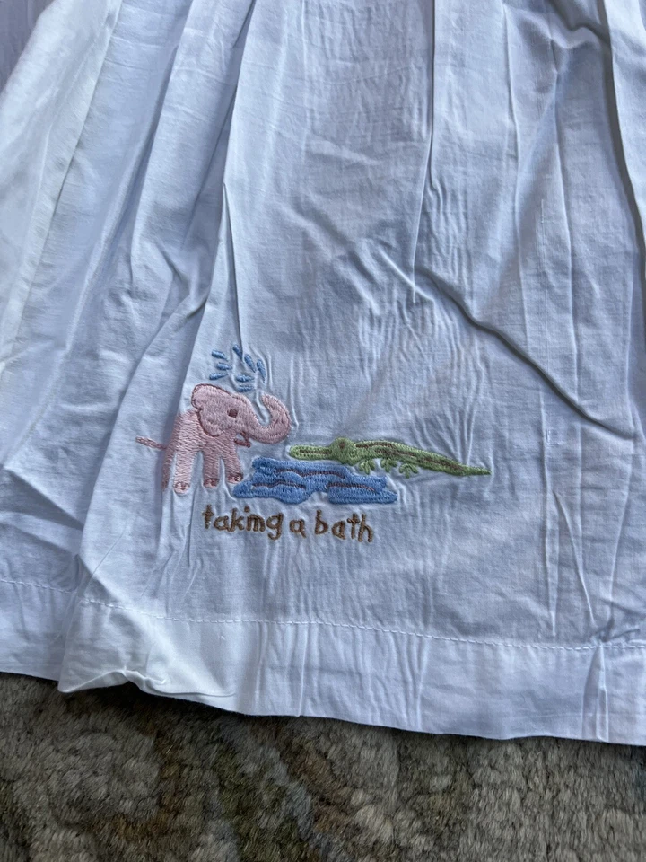 Falda de cama/volantes antipolvo Pottery Barn para niños bordada animales de zoológico Foto 3 de 4