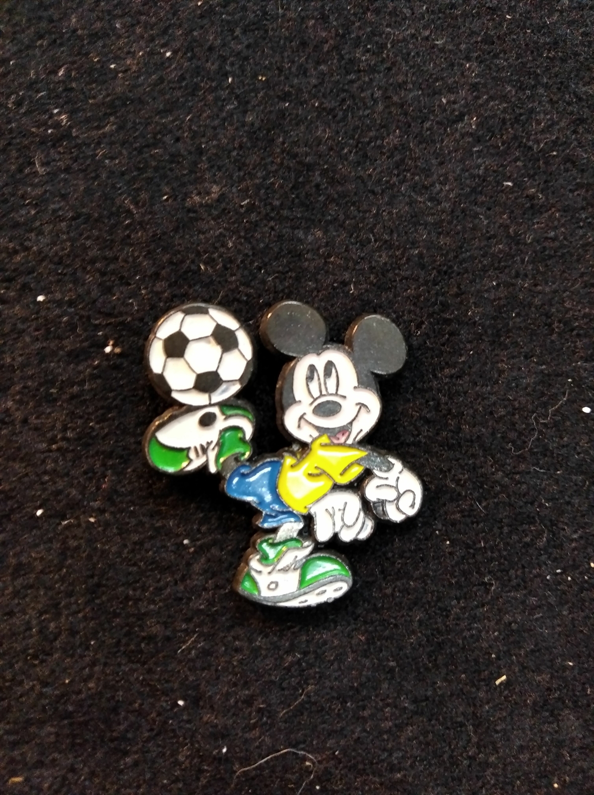 PIN DISNEY MICKEY MOUSE PLAYING FOOTBALL