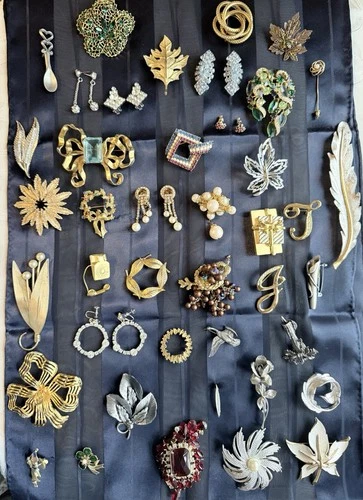 42 PCS Vintage Branded & Unbranded Brooches Earrings Costume Jewelry Estate Lot