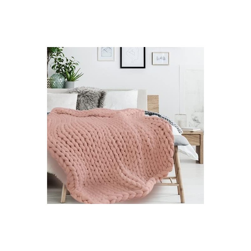 Couverture rose grosse maille contre les frissons du soir