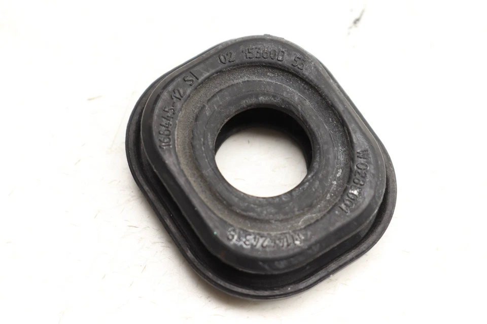 2015 BMW 740LD XDRIVE - Radiator Module Carrier Rubber Mount / Bushing 7602064 - Image 2 of 4