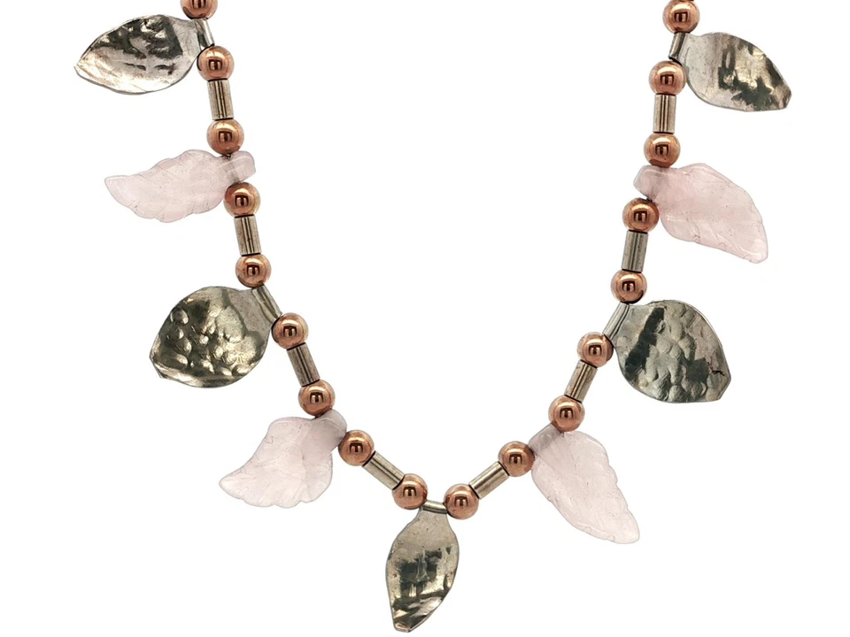 Collar con flecos de hoja botánica de cuarzo tallado relleno de oro rosa de plata de ley Foto 2 de 4