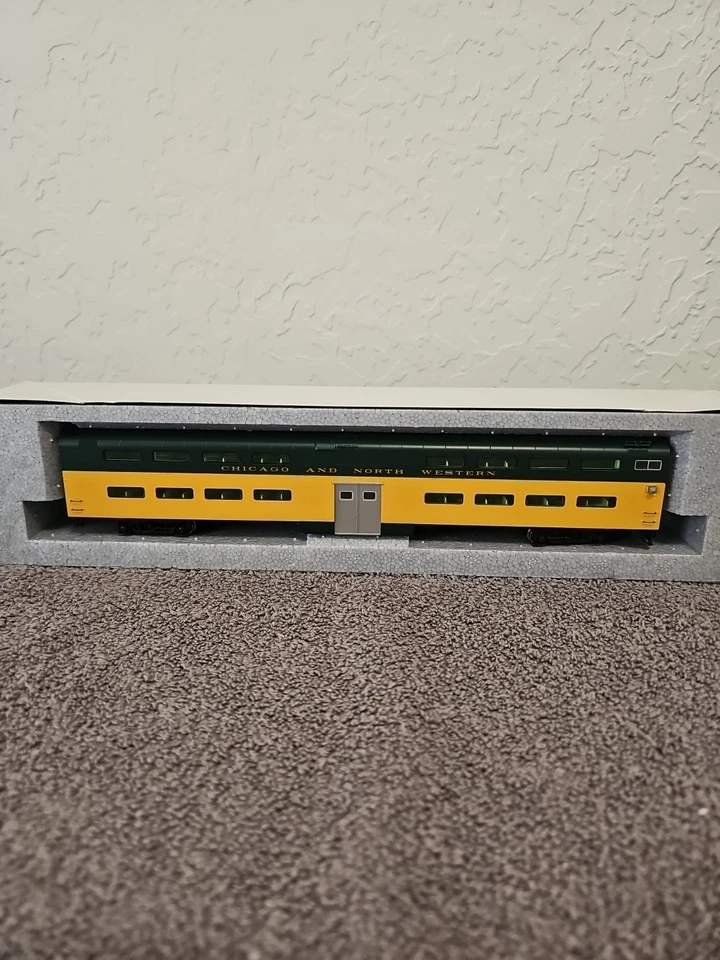 Kato Bi-Level Passenger Car 4-window Cab Coach 35-6022 C&nw - Image 2 of 3