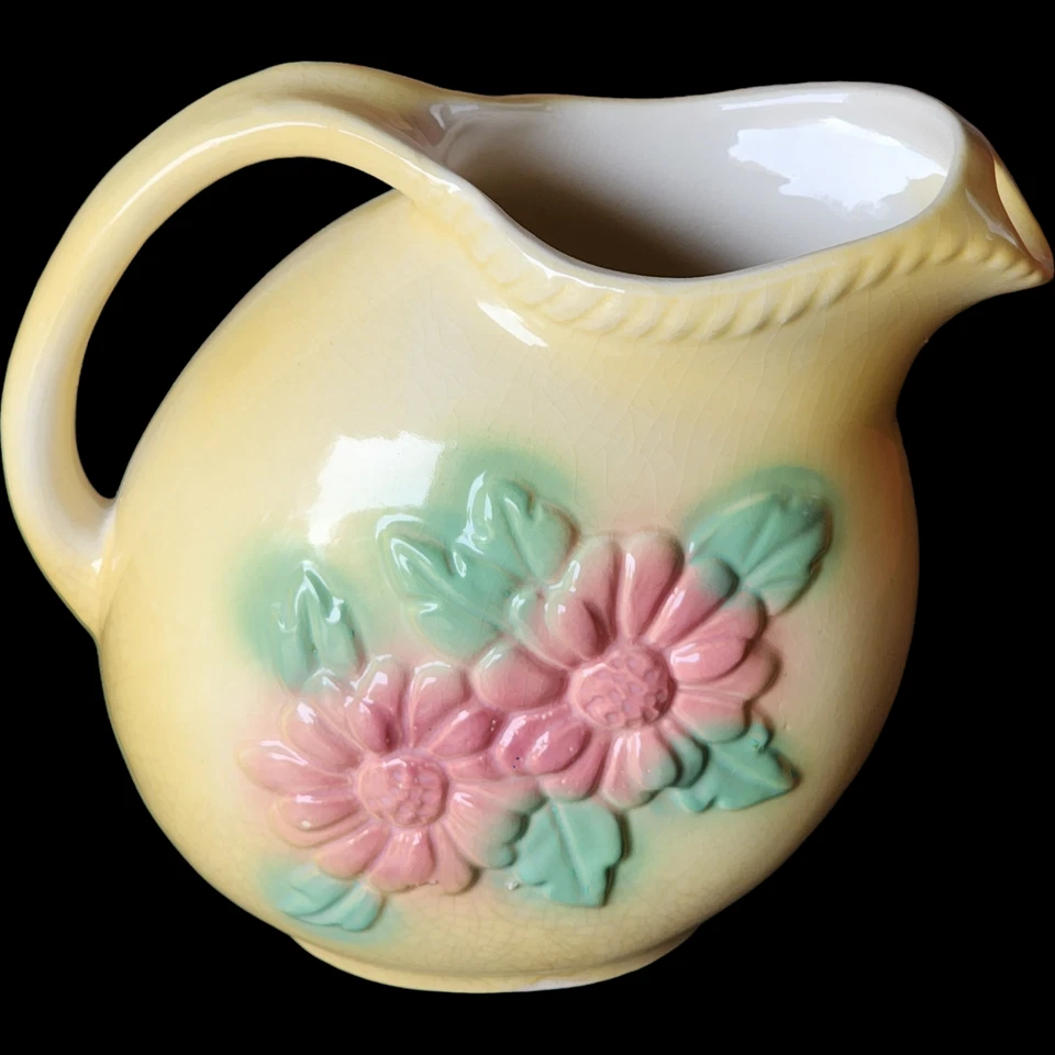 Jarra bola con labio de hielo con flores rosadas amarillas brillo sol casco con flores sobre fondo amarillo Foto 3 de 4