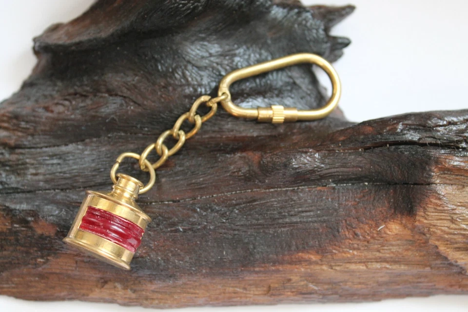 SEA-CLUB Schlüsselanhänger maritim als Backbordlampe ca. 9,5 cm Messing