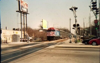DJ03 Zugendia Metra 106 Motor Lokomotive F40 Morton Grove Illinois Crossing